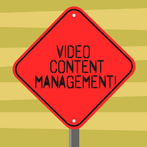 顯示視頻內(nèi)容管理的文本符號。個人的概念照片評估是對產(chǎn)品的回應(yīng), 在彩色紙照片上充滿飲料的飲料杯的頂觀